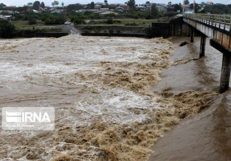 هلال احمر به ۴۵۰ خودرو گرفتار در مسیر رودخانه دولت‌آباد چناران امدادرسانی کرد